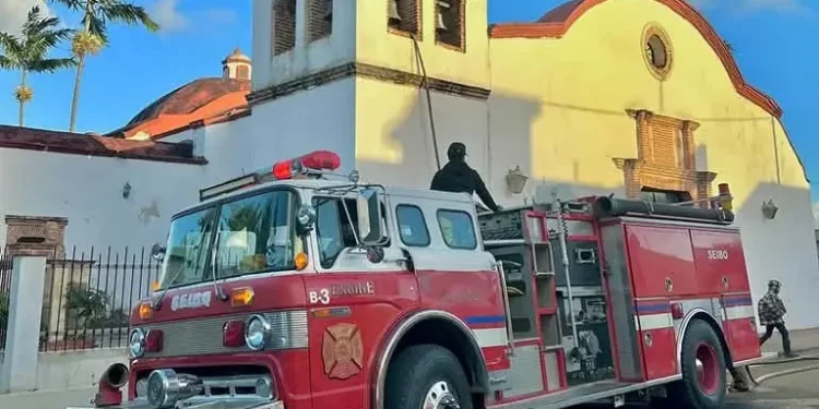 Desconocido incendia campanario de la Catedral Santa Cruz en El Seibo