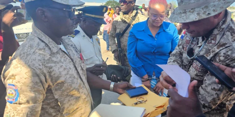 Autoridades de Haití extraditan a dominicana acusada de tráfico de personas