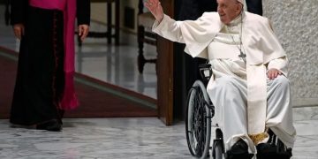El papa se levanta y se puede sentar, mientras sigue tratamiento para neumonía bilateral