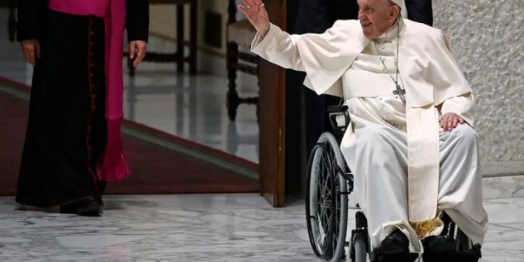 El papa se levanta y se puede sentar, mientras sigue tratamiento para neumonía bilateral