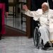 El papa se levanta y se puede sentar, mientras sigue tratamiento para neumonía bilateral
