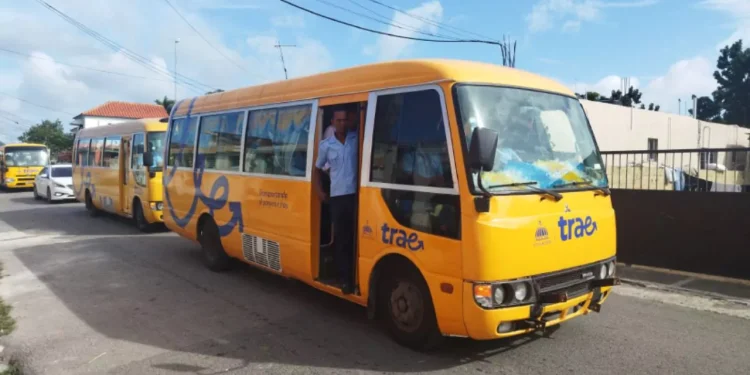 TRAE reporta no hubo heridos en choque de "guagua" de San Cristóbal contra autobús escolar