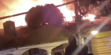 Incendio arrasa con talleres de ebanistería en Los Tres Brazos