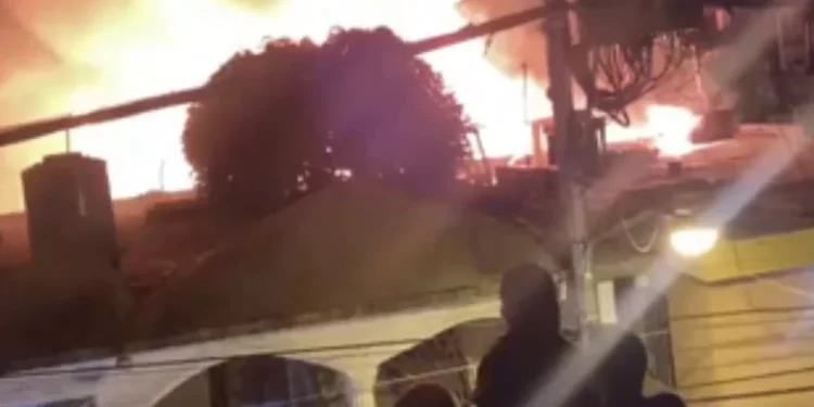 Incendio arrasa con talleres de ebanistería en Los Tres Brazos