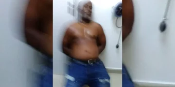 Hombre de 43 años es detenido por presuntamente agredir a su abuela de 90 en Monte Plata