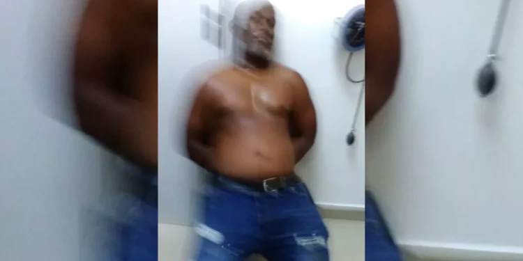 Hombre de 43 años es detenido por presuntamente agredir a su abuela de 90 en Monte Plata