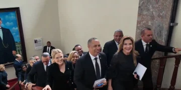 Diputados respaldan a Carolina Mejía durante su entrada al Salón de Asamblea Nacional