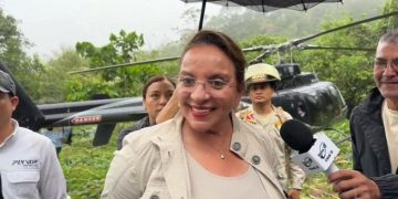 Aterriza de emergencia helicóptero en que viajaba la presidenta de Honduras