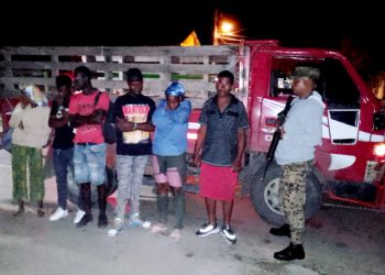 Arrestan camionero ocultaba inmigrantes indocumentados bajo una lona en Montecristi
