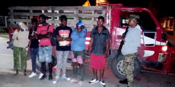 Arrestan camionero ocultaba inmigrantes indocumentados bajo una lona en Montecristi