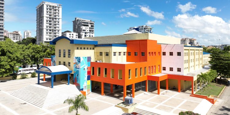 Con apoyo de BANRESERVAS, se reinaugura el polideportivo de la UASD