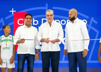 Presidente Abinader y ministro Kelvin Cruz entregan el remozado Club Bameso