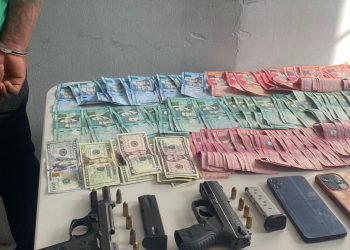 PN captura en Baní hombre con armas ilegales y dinero en efectivo durante allanamiento