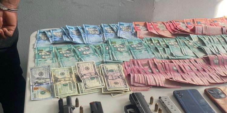 PN captura en Baní hombre con armas ilegales y dinero en efectivo durante allanamiento