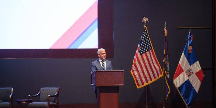 Ricardo de los Santos, ante Capitolio de Estados Unidos, llama aprovechar ventajas ofrece nearshoring para ambos mercados