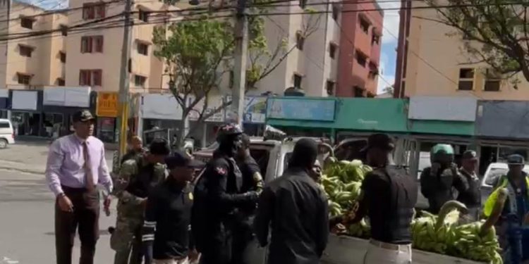 ASDN apresa dos personas y retiene siete camionetas " tipo plataneras" y varias armas blancas durante operativo conjunto