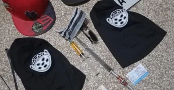Capturan a dos hombres con cuchillos y pasamontañas en Sabana Grande de Boyá