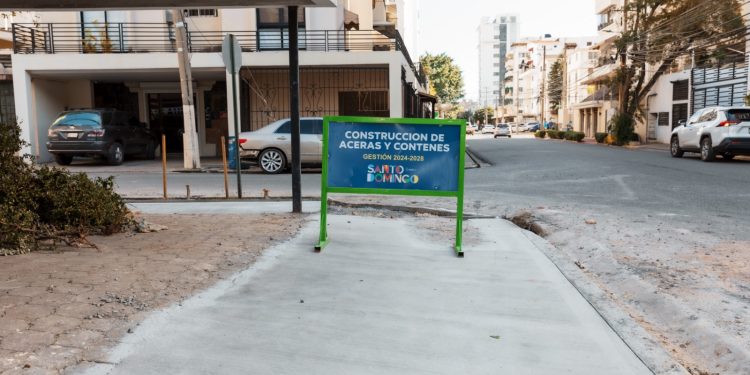 Alcaldía DN continúa programa de construcción de aceras y contenes en Serrallés y Mata Hambre