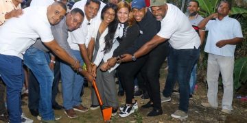 Alcaldía de Los Alcarrizos realiza picazo para construcción de puente en Los Progresos