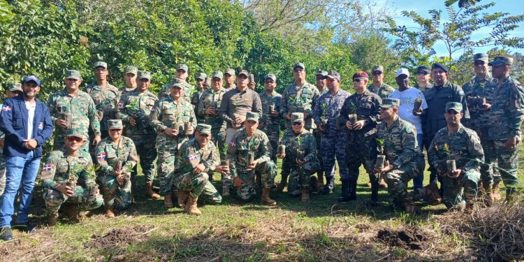 Estudiantes de la Escuela de Graduados de Doctrina Conjunta del MIDE, visitan Humedales del Ozama en jornada ambiental