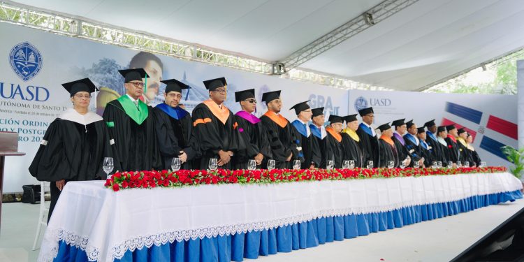 UASD inviste 2,558 nuevos profesionales en conmemoración aniversario de Mella y de la Independencia Nacional