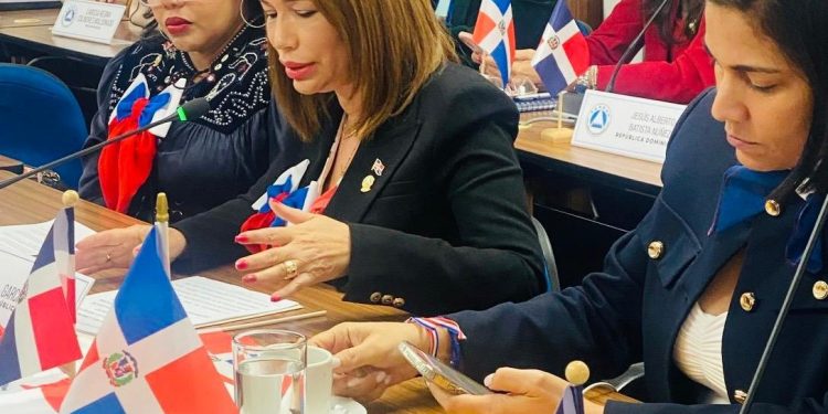 Diputada Silvia García somete iniciativa en PARLACEN que busca brindar apoyo a los migrantes deportados  