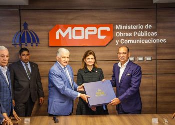 Deligne Ascención entrega mando del MOPC a Eduardo Estrella