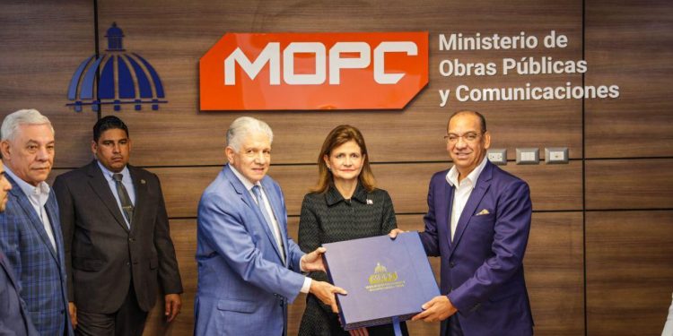 Deligne Ascención entrega mando del MOPC a Eduardo Estrella