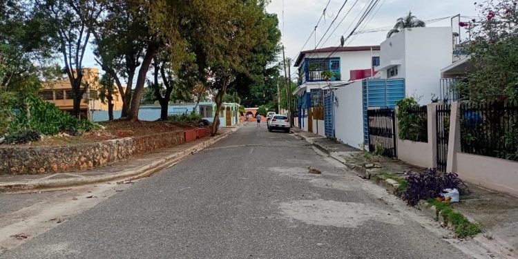 Moradores del Residencial Charles de Gaulle en SDE denuncian ola de atracos y robos