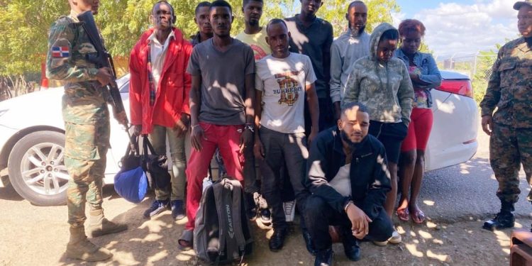 Envían a la justicia a tres dominicanos transportaban a 31 inmigrantes haitianos