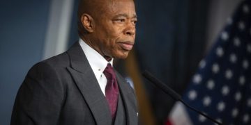 La gobernadora NY no destituirá de momento a Eric Adams pero aumentará la supervisión