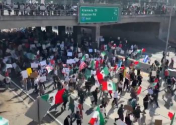 Contra las deportaciones manifestantes bloquean calles de Los Ángeles
