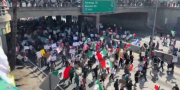 Contra las deportaciones manifestantes bloquean calles de Los Ángeles