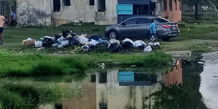En “Prado de la Caña” de Guerra la basura y aguas residuales se adueñan de esta comunidad