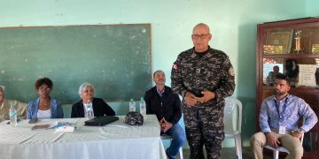 Policía Nacional acompaña a autoridades y EDESUR en diálogo con comunitarios de Sabana Buey