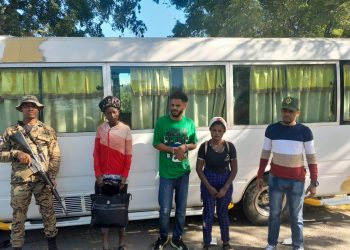 Chofer se lanza a canal de riego para evadir ser arrestado en Montecristi