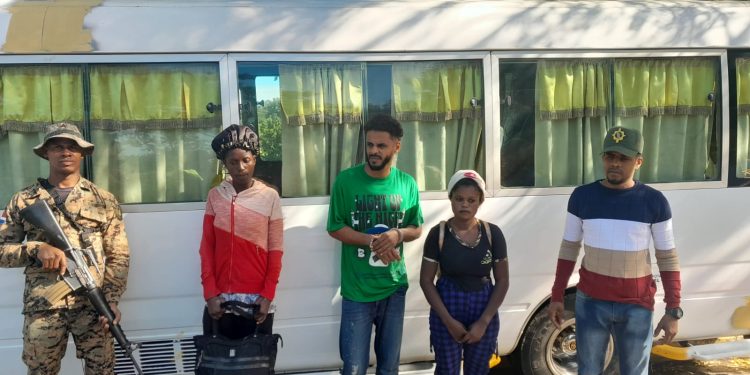 Chofer se lanza a canal de riego para evadir ser arrestado en Montecristi