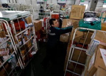 EE.UU. suspende entrada de envíos desde China y Hong Kong