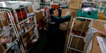 EE.UU. suspende entrada de envíos desde China y Hong Kong