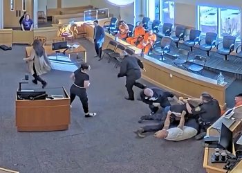 Violento altercado en una audiencia en un juzgado de EE.UU.