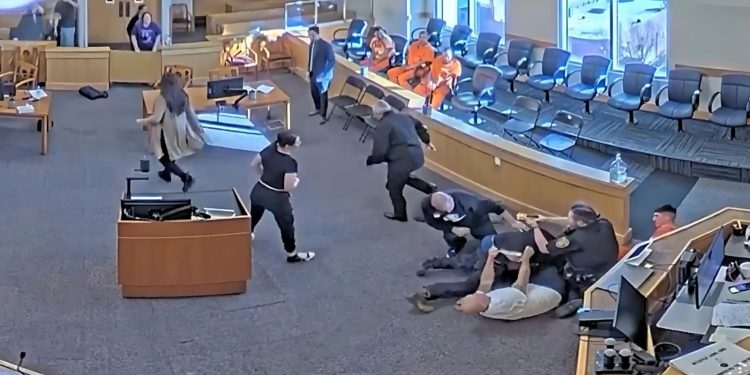 Violento altercado en una audiencia en un juzgado de EE.UU.