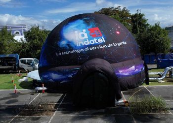INDOTEL lleva Domo Interactivo a carnaval de La Vega para ofrecer experiencia inmersiva a visitantes