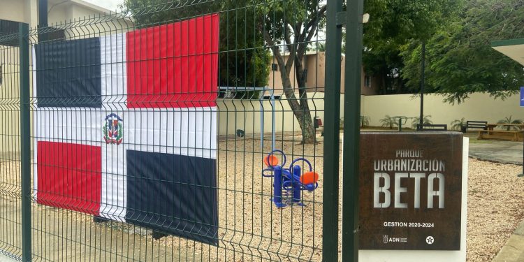 Alcaldesa Carolina Mejía coloca bandera nacional en parques y plazas en conmemoración del Mes de la Patria