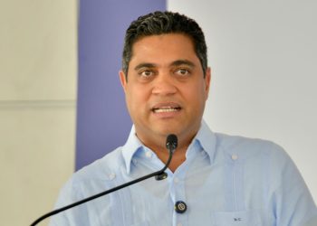 Ministro Kelvin Cruz cumple promesa de aumentar salarios a atletas del PARNI