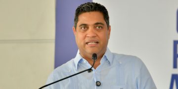 Ministro Kelvin Cruz cumple promesa de aumentar salarios a atletas del PARNI