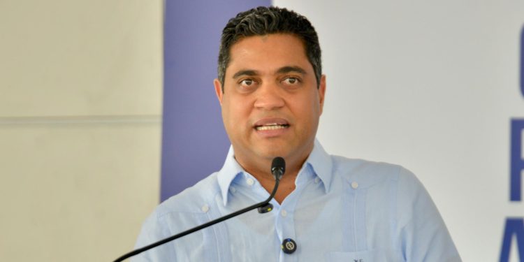Ministro Kelvin Cruz cumple promesa de aumentar salarios a atletas del PARNI