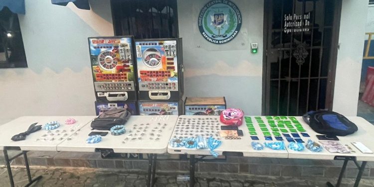 PN desmantela puntos de drogas y ocupa más de 180 porciones de sustancias ilícitas en operativos en SDE y Boca Chica