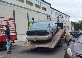 ADN recupera espacios públicos en Villa Juana y Ensanche La Fe; clausura taller, retira chatarras y compresores