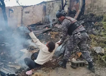 Anciana muere calcinada tras regresar a su hogar en llamas en Santiago