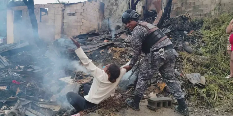 Anciana muere calcinada tras regresar a su hogar en llamas en Santiago